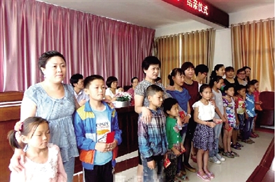 身后的“代理媽媽”，使留守兒童的身心有了依靠