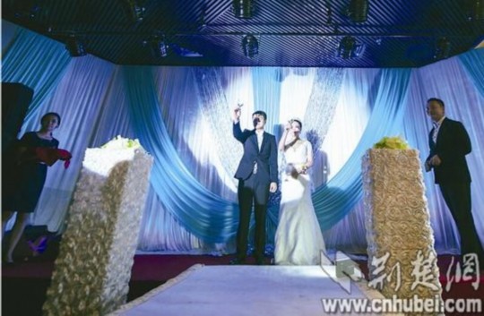 經(jīng)過(guò)執(zhí)著追求和3年戀愛(ài)，昨日，25歲的武漢小伙張巖終于娶回黑龍江姑娘張巖