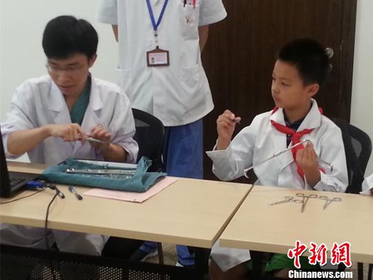 兒童暑期“職業(yè)體驗(yàn)” 醫(yī)生、警察職業(yè)受熱捧