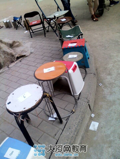 17號中午，鄭州市金水區(qū)實驗小學就已經(jīng)開始出現(xiàn)排隊等待報名的長龍了！