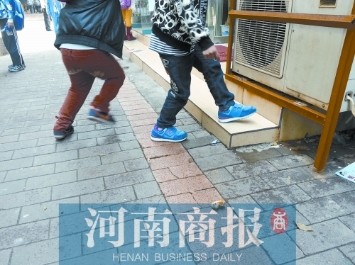 路邊，兩個小學生正在扔“臭屁炸彈