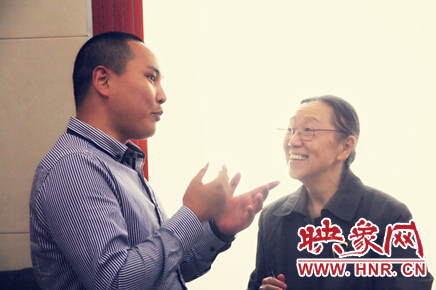 映象教育總監(jiān)班朝陽與周恩來侄女周秉宜、中央警衛(wèi)局原副局長、少將高振普親切交談