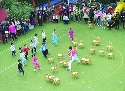 男老師帶著孩子們做游戲。