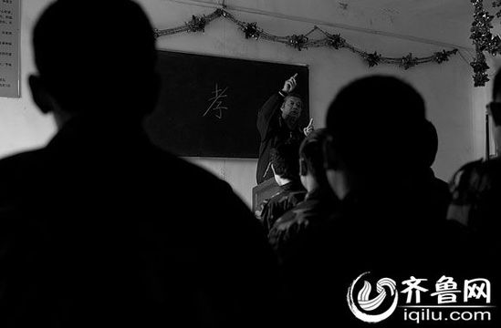 方光與其他癡迷網(wǎng)絡(luò)游戲的孩子一起，在重新認識“孝”的含義