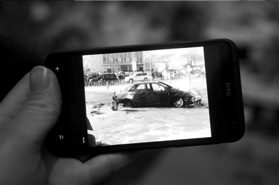 　　路人拍下的該車(chē)自燃情景。