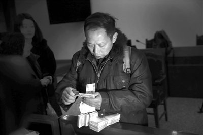 　昨日，從四川老家趕來(lái)的藍(lán)田忠，從房山法院執(zhí)行法官手里領(lǐng)到了自己的賠償款。他和15名工友在房山一煤礦