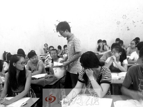 補習(xí)課上，馮昊怡不像老師，更像是學(xué)生們的同學(xué)。