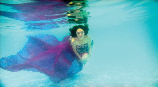 從水下拍的攝影作品充滿夢(mèng)幻效果，王笑笑如同藍(lán)色大海中的“美人魚(yú)”