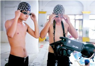 攝影師與助理帶上設(shè)備，準(zhǔn)備下水