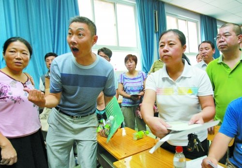 小升初“復(fù)議”現(xiàn)場(chǎng)，一些孩子被分得“遠(yuǎn)”的家長(zhǎng)討說(shuō)法