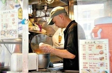 紐約哥大門口，顧客排長(zhǎng)隊(duì)買他的肉夾饃