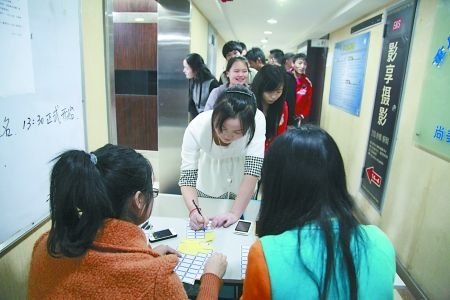 學(xué)生們在排隊交手機(jī)