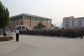 82中新學(xué)子迎來軍訓(xùn)新生活 82中新學(xué)子迎來軍訓(xùn)新生活
