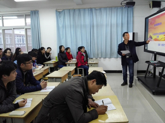 劉永力書記主講，全體黨員和教師參會聆聽