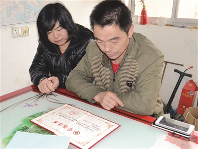 如今，劉圓父母想念女兒時只能看著榮譽(yù)證書發(fā)呆