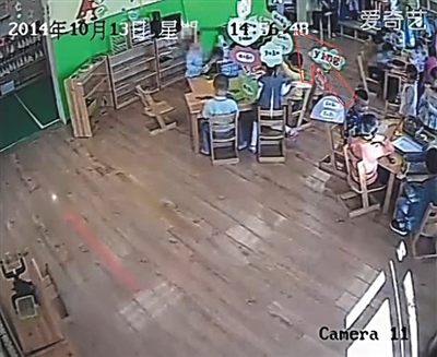 幼兒園監(jiān)控畫面顯示，小健曾被推搡、拉扯（紅箭頭處）