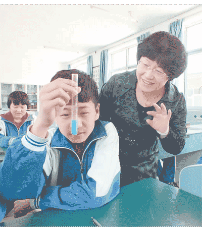 北京市密云區(qū)大城子中學(xué)，一位教師在指導(dǎo)學(xué)生做實(shí)驗(yàn)