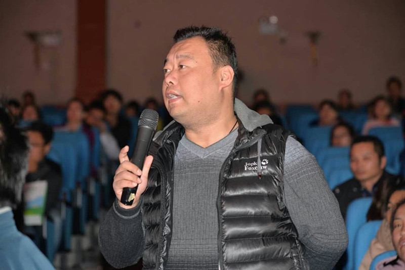 講座結(jié)束家長朋友踴躍提問，請(qǐng)專家答疑解惑