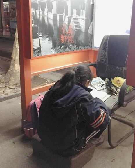 電話亭就是曉華的書房，她在這里做了5年作業(yè)