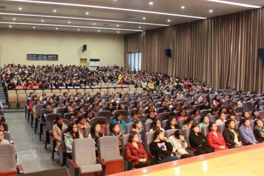 同學(xué)們認(rèn)真傾聽導(dǎo)師們的創(chuàng)業(yè)故事 同學(xué)們認(rèn)真傾聽導(dǎo)師們的創(chuàng)業(yè)故事