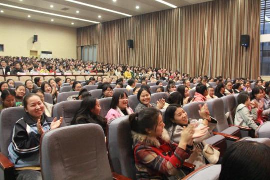 同學(xué)們?yōu)閷?dǎo)師精彩有趣的演講鼓掌 同學(xué)們?yōu)閷?dǎo)師精彩有趣的演講鼓掌