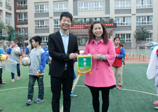 洛陽市澗西區(qū)英語小學校長姚蓮彩為一校一品贈送學校鷹文化旗幟