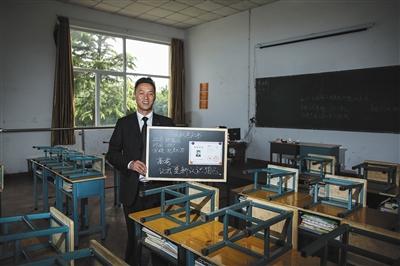 　張俊成，41歲，曾是北京大學(xué)的一名保安。1995年，通過(guò)成人高考，考上了北京大學(xué)法律系(?？?，被媒體稱為“北大保安高考第一人”，現(xiàn)為長(zhǎng)治市一所中等職校的校長(zhǎng)