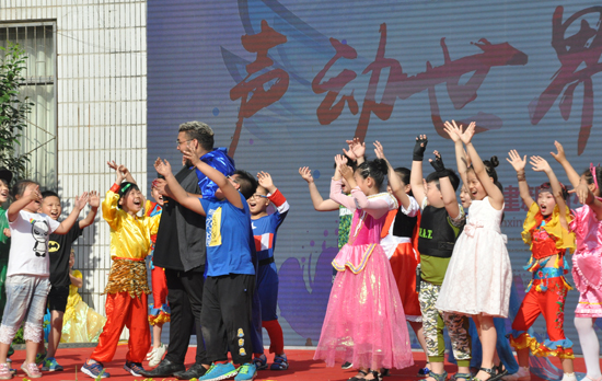 動(dòng)漫人物與外教一起歌舞