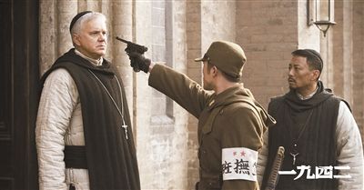 梅甘（左）、安西滿（右）與日本兵對峙的一幕。