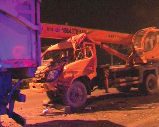 沒有駕照，還開了輛無牌吊車 能有啥結(jié)果？