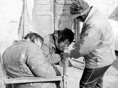 去年年初，武文英和雙胞胎腦癱兒子。圖片來源/《周口晚報(bào)》