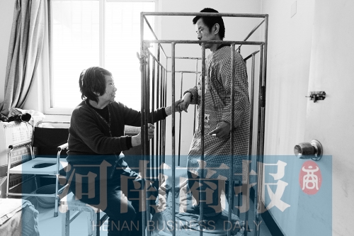 一天24小時,彭偉慶都只在鐵籠里活動 張郁/攝 一天24小時,彭偉慶都只在鐵籠里活動 張郁/攝