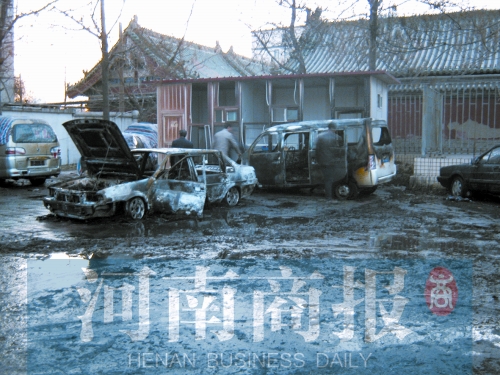 現(xiàn)場(chǎng)，兩輛車被燒得只剩骨架