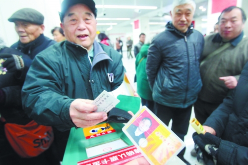 老人帶著多種證件想免費乘車，工作人員稱沒接到通知拒絕。