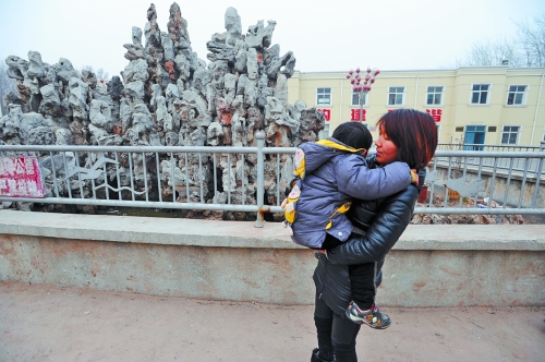 經(jīng)歷了之前的兇險(xiǎn)，窩在媽媽懷中的亮亮看到水池，仍感到有些害怕。