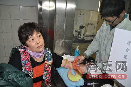 劉艷平的血樣和浙江省一位患者成功配型，1月15日下午3點(diǎn)，醫(yī)護(hù)人員正在為劉艷平再次抽取血樣