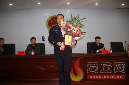 高兵雷是睢陽(yáng)區(qū)檢察院一位檢察干警，在去鄭州捐獻(xiàn)造血干細(xì)胞時(shí)，他所在的單位為他組織了熱烈的歡送儀式