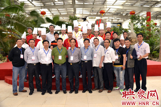 選手、工作人員和評(píng)委親密合影