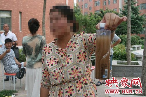 業(yè)主張女士向記者出示了一瓶從水管里接來(lái)的水。