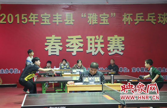 2月22日，河南省寶豐縣兩名乒乓球參賽選手在比賽中激烈角逐。