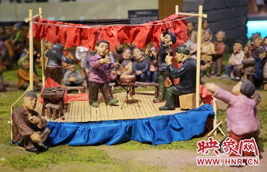 河南寶豐中華曲藝展覽館內(nèi)的說(shuō)唱和聽(tīng)書(shū)造型的泥塑人。（3月1日攝）