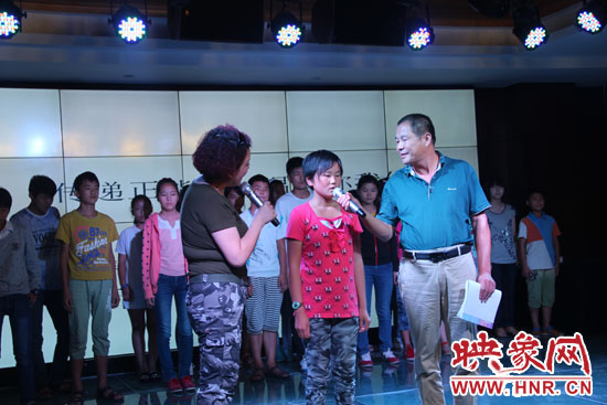 為26位貧困兒童募集94685.99元和價(jià)值近五萬元的書籍、衣物等物資