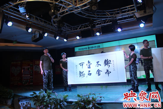 點(diǎn)亮希望慈善公益晚會(huì)義賣現(xiàn)場(chǎng)