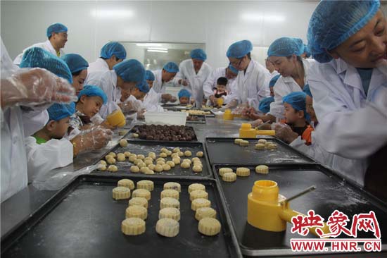 開封殘疾兒童:制作中秋月餅 體驗(yàn)傳統(tǒng)文化 開封殘疾兒童:制作中秋月餅 體驗(yàn)傳統(tǒng)文化