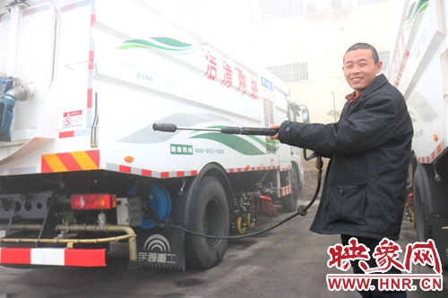 貨車突起火 80后清潔車司機路遇舉水槍急救援