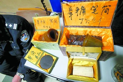 這些商品被暫扣，并根據(jù)鑒定情況對(duì)販賣(mài)者依法處罰。 記者 閆化莊 攝