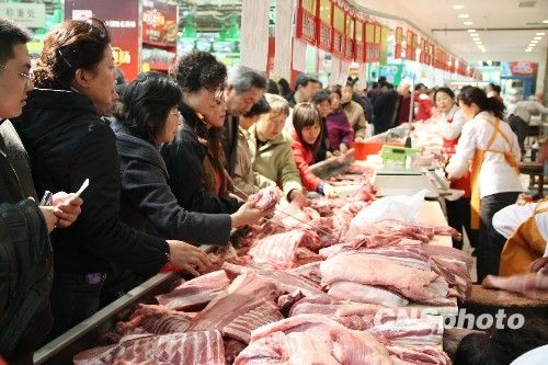 資料圖。1月份CPI等經(jīng)濟數(shù)據(jù)將于今天發(fā)布。多家機構預計，受春節(jié)“錯位”因素及豬肉價格回落影響，1月CPI同比漲幅在1.8%左右。從各機構發(fā)布的報告來看，從2月開始，CPI或?qū)⑦M入新一輪上行周期。