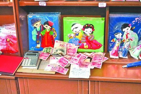 2012年6月21日，在朝鮮羅先特別市的一家商店里，柜臺(tái)上散落著一些人民幣。在朝鮮，人民幣比本國(guó)的貨幣更受歡迎。 CFP供圖