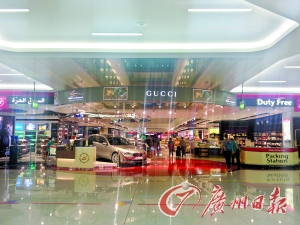 　迪拜機(jī)場(chǎng)的免稅店是不少人的血拼地。
