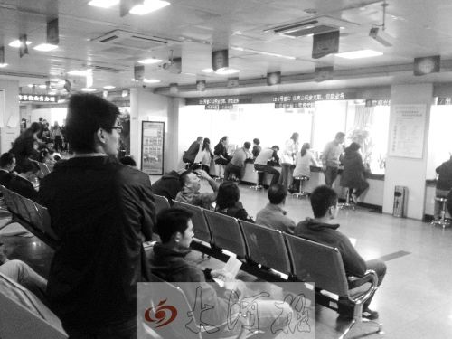 鄭州住房公積金管理中心辦事大廳，坐滿辦理業(yè)務(wù)的市民。